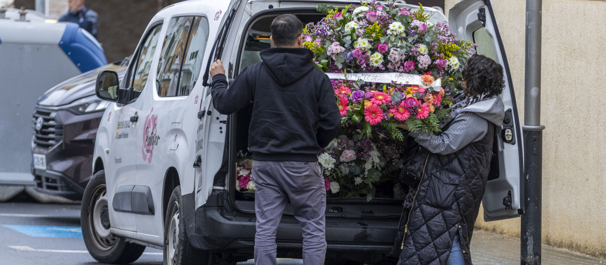 Llegada de los féretros al pabellón de deporte de Aljaraque (Huelva) de cuatro miembros -padre, madre, hijo y sobrino- de la familia Zamorano Álvarez, natural de Punta Umbría y residente en Aljaraque. EFE/Alberto Díaz