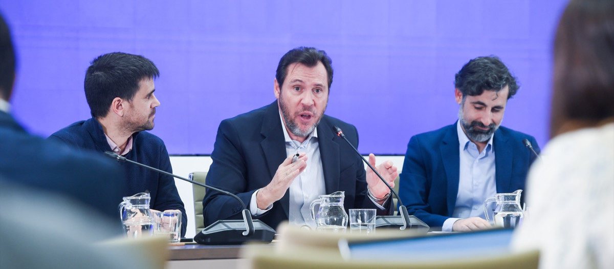 El ministro de Transportes y Movilidad Sostenible, Óscar Puente (c), junto al director de Tráfico de Adif, Ángel García de la Bandera (d), y al director de Operaciones de Renfe, José Alfonso Gálvez (i), durante una rueda de prensa, en el Ministerio de Transportes y Movilidad Sostenible, a 21 de enero de 2026, en Madrid (España). Puente ha confirmado que solicitará comparecer en el Congreso de los Diputados a la mayor brevedad posible para dar explicaciones sobre el accidente ferroviario de Adamuz (Córdoba), además de pedir comparecencias de Adif y Renfe ante la Comisión de Transporte y Movilidad Sostenible para que aporten información técnica. El ministro asegura que seguirá dando explicaciones en los medios, pero asegura que no va a realizar “ningún tipo de especulación” por respeto a las víctimas y sus familias.

Gustavo Valiente / Europa Press
21 ENERO 2026;PUENTE;ACCIDENTES;FERROVIARIO;TREN;ADIF;RENFE;IRYO;ALVIA;MADRID;ANDALUCÍA;ALDAMUZ
21/1/2026