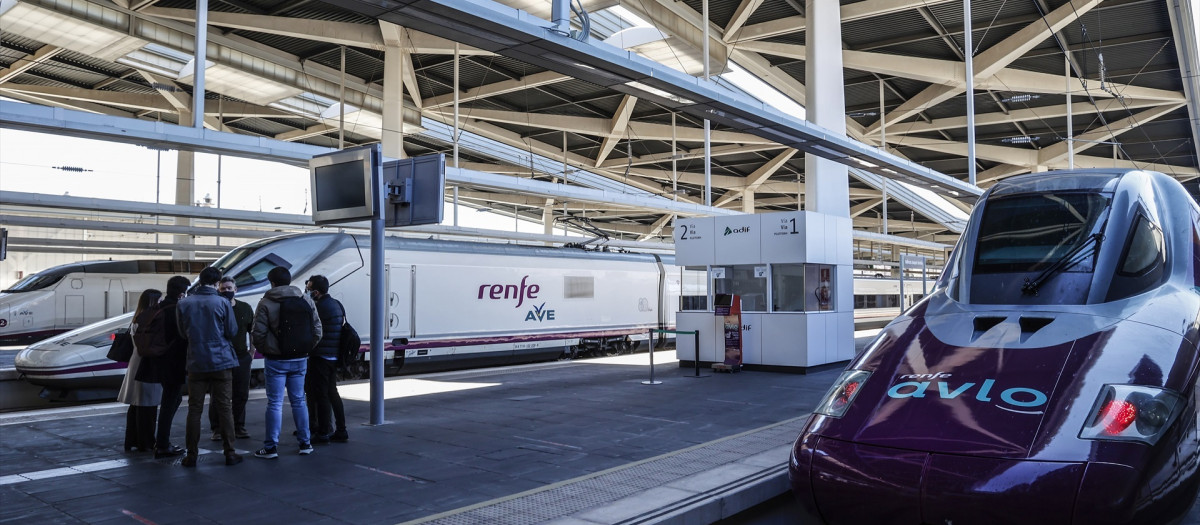 (Foto de ARCHIVO)
El tren Avlo llega a la estación de Joaquín Sorrolla, a 17 de febrero de 2022, en Valencia, Comunidad Valenciana (España). La compañía ‘low cost’ ha organizado este jueves su primer viaje de prueba con pasajeros con motivo de su próxima inauguración. Las circulaciones comerciales entre Madrid y Valencia, se inician el próximo lunes 21 de febrero, adelantándose así a sus competidores Ouigo (SNCF) e Iryo (Ilsa) que prevén estrenarse en esta misma ruta para la próxima primavera y finales de año, respectivamente. Tanto para Avlo como para la compañía francesa Ouigo esta es la segunda ruta operativa en España, tras la puesta en servicio de la que une Madrid y Barcelona.

Rober Solsona / Europa Press
17 FEBRERO 2022;VALENCIA;AVLO;TREN;TRANSPORTE;COMUNICACION;LOW COST;MADRID;PASAJEROS;RENFE
17/2/2022