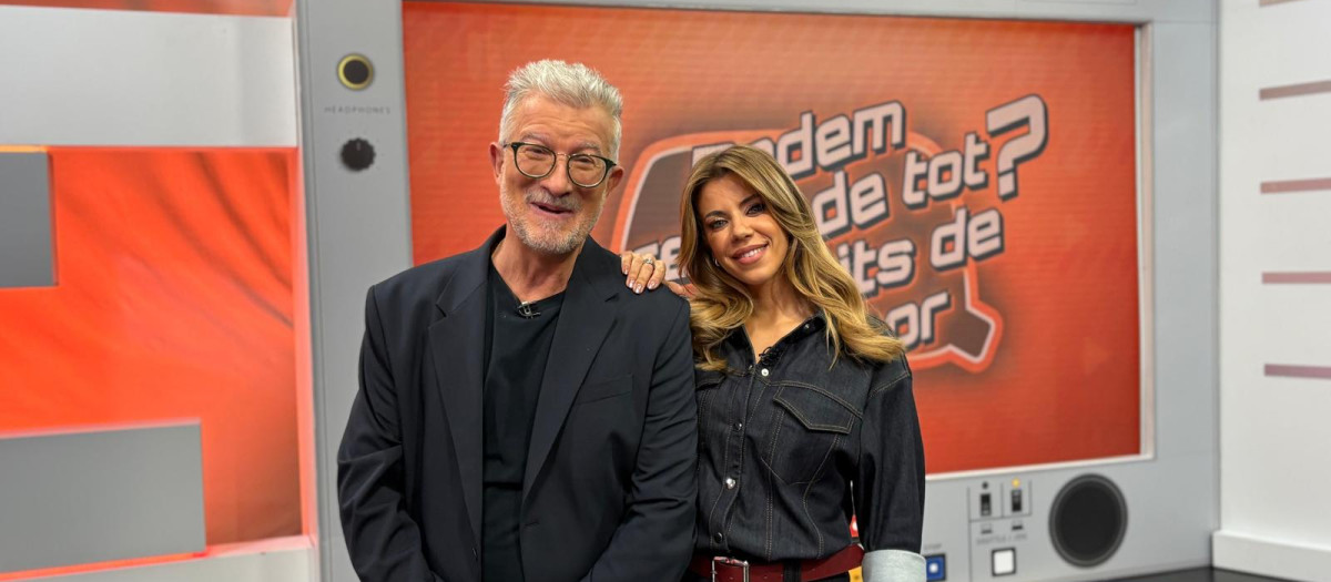 Imagen de Josep Ramon Lluch y Anaïs Ordóñez, presentadores del programa 'El retrovisor' en À Punt