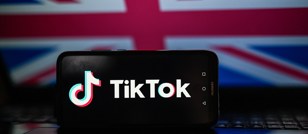 Ilustración de TikTok y la bandera de Reino Unido