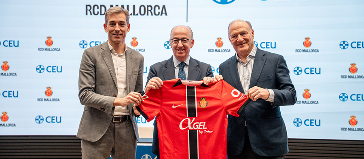 De derecha a izquierda, Andy Kohlberg, presidente del RCD Mallorca, Javier Tello, director general de la Fundación Universitaria San Pablo CEU, y Alfonso Díaz, CEO de Negocio del RCD Mallorca