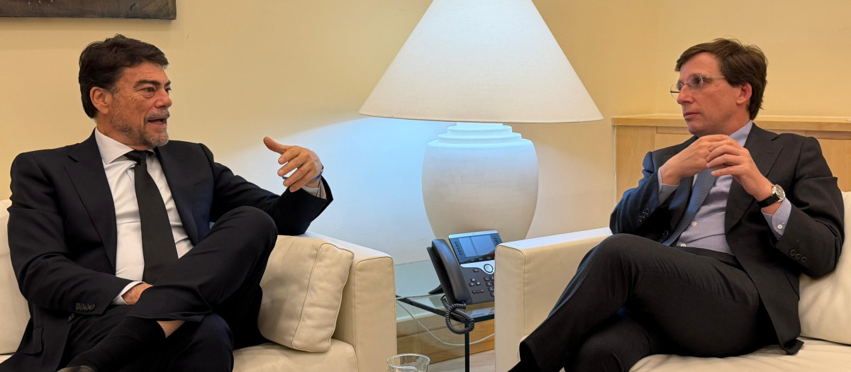 Imagen de la reunión mantenida entre Barcala y Almeida