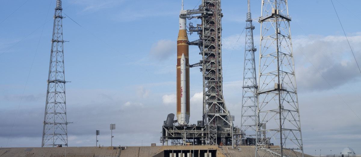 Cohete Artemis II Space Launch System (SLS) de la NASA y la nave espacial Orion en la plataforma de lanzamiento