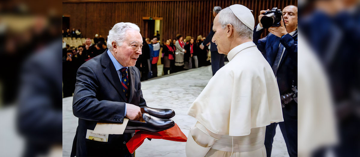 Stefanelli entrega a León XIV un par de mocasines negros, el mismo modelo que los que llevaba Benedicto