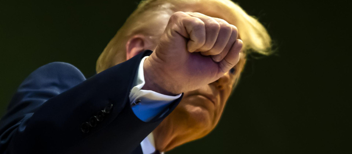 DAVOS (Switzerland), 22/01/2026.- US President Donald Trump gestures as he climbs a staircase after a signing ceremony of the founding charter at the 'Board of Peace' meeting during the 56th annual meeting of the World Economic Forum (WEF), in Davos, Switzerland, 22 January 2026. The 2026 summit, running from 19 to 23 January and held under the theme 'A Spirit of Dialogue,' brings together global political leaders, corporate executives, and scientists to address international challenges. (Suiza) EFE/EPA/LAURENT GILLIERON