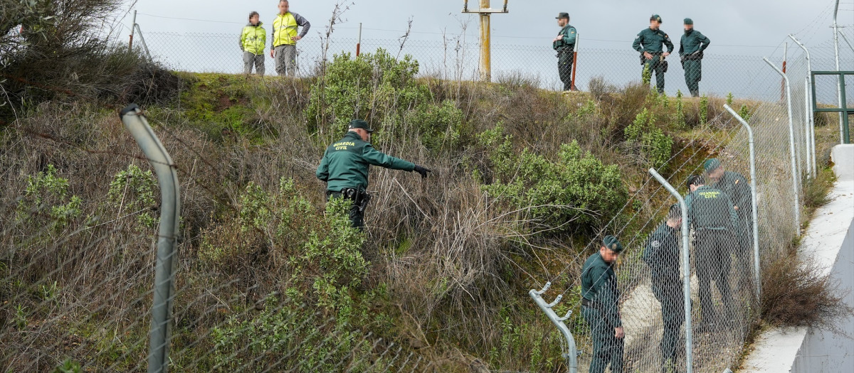 Agentes de la Guardia Civil durante la búsqueda para localizar a dos personas que viajaban en los trenes accidentados