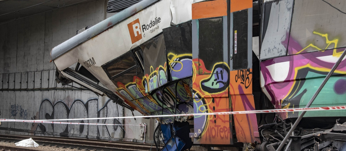 El tren accidentado, a 21 de enero de 2026, en Gelida, Barcelona, Catalunya (España). Ayer descarriló un tren de Rodalies por culpa de la caída de un muro de contención. El accidente dejó un fallecido, el maquinista, y numerosos heridos. Los Mossos d’Esquadra continúan con la investigación para esclarecer lo ocurrido.

David Oller / Europa Press
21/1/2026