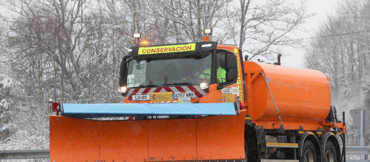 Quitanieves trabajando, a 6 de enero de 2026, en Pedrafita do Cebreiro, Lugo, Galicia (España). El Centro Integrado de Respuesta a Emergencias ha registrado este martes 26 incidencias relacionadas con la nieve o con el hielo, aunque sin heridos. En concreto la mayoría de los casos han estado relacionados con la presencia de hielo en carreteras secundarias.

Carlos Castro / Europa Press
06/1/2026