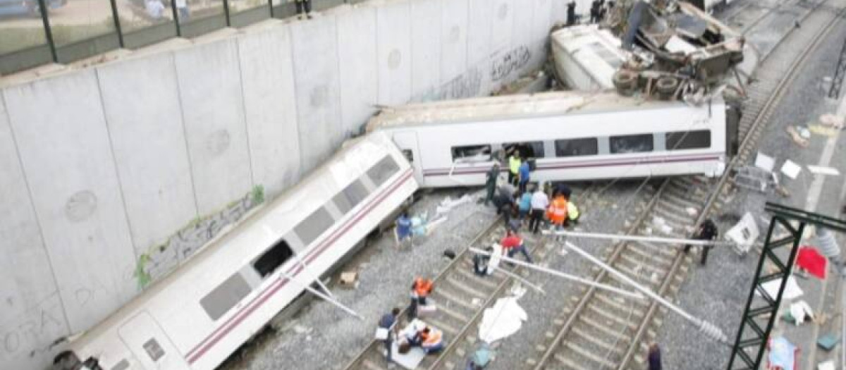 El tren Alvia que cubría la ruta entre Madrid y Ferrol tras descarrilar en la curva de Angrois, cerca de Santiago de Compostela, en julio de 2014