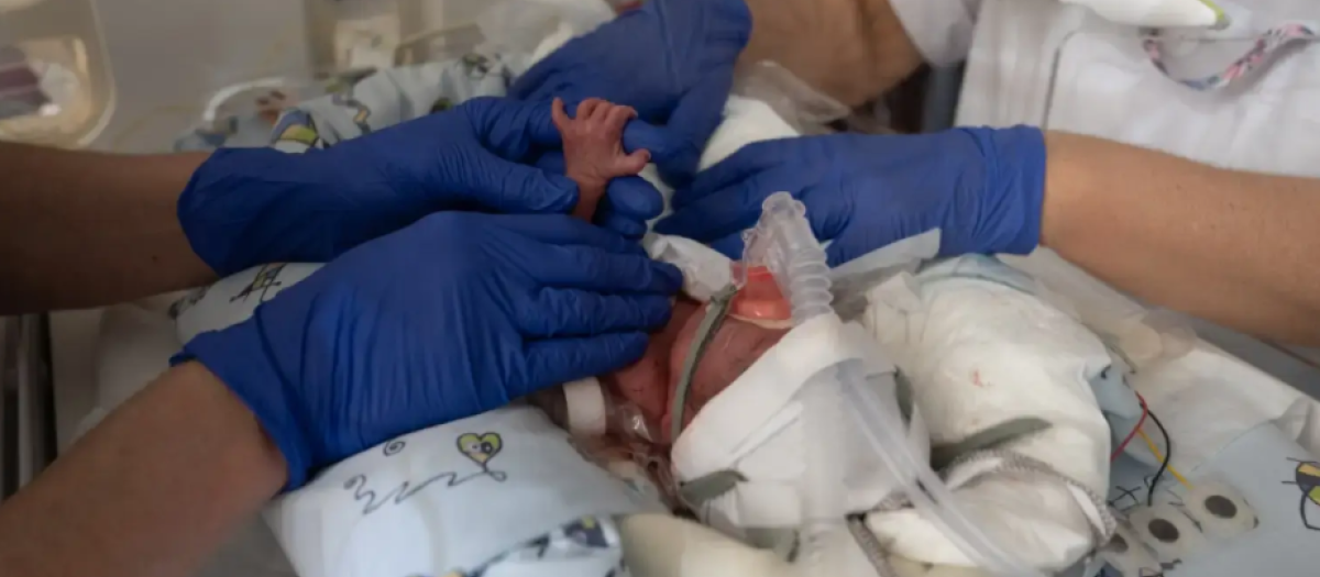 Profesionales del Hospital Clínico de Barcelona atienden a un prematuro