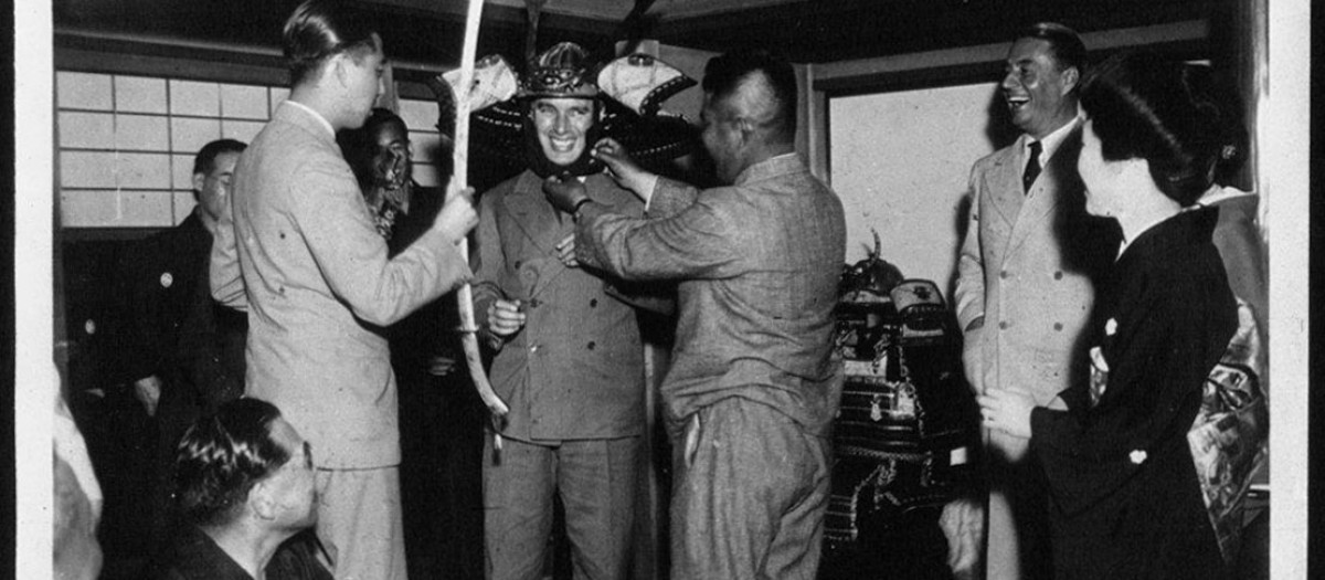 Charlie Chaplin en Japón en 1932 con un casco de samurái