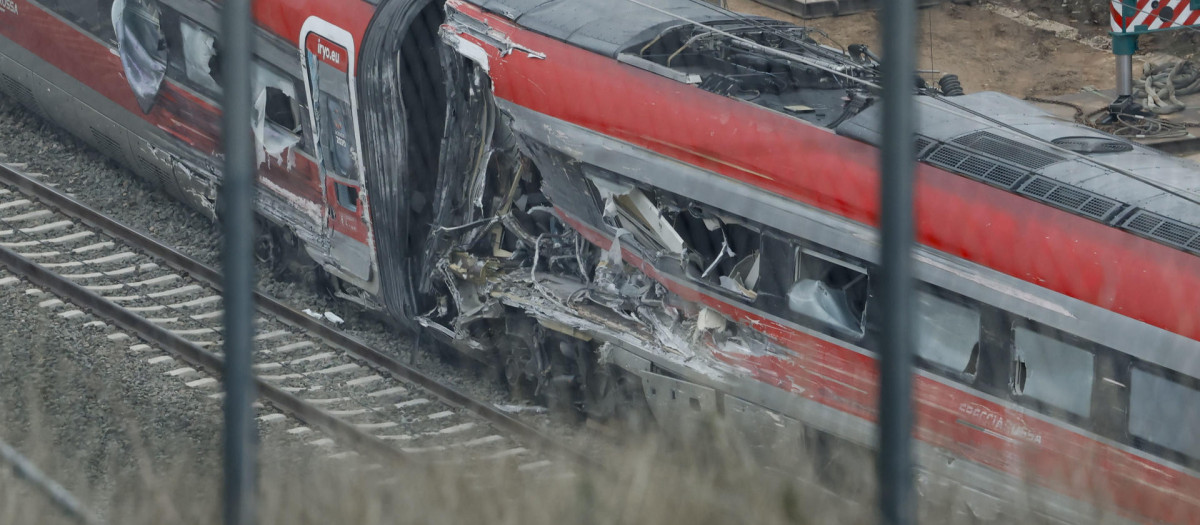 Restos del Iryo que descarrilado en Adamuz.