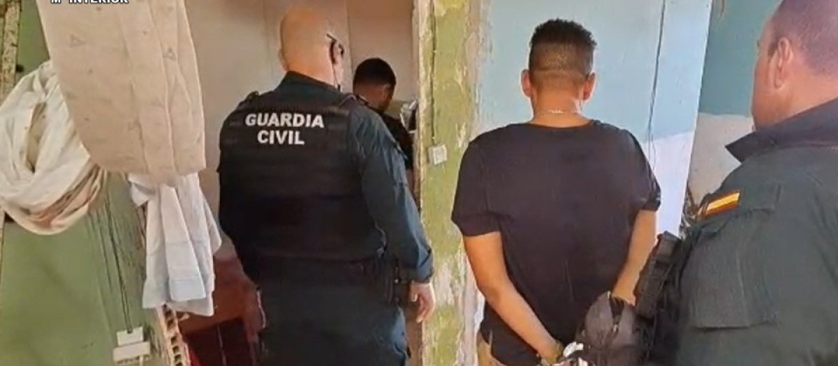 Imagen de archivo de un hombre detenido por la Guardia Civil en la provincia de Alicante

REMITIDA / HANDOUT por GC
Fotografía remitida a medios de comunicación exclusivamente para ilustrar la noticia a la que hace referencia la imagen, y citando la procedencia de la imagen en la firma
02/1/2026