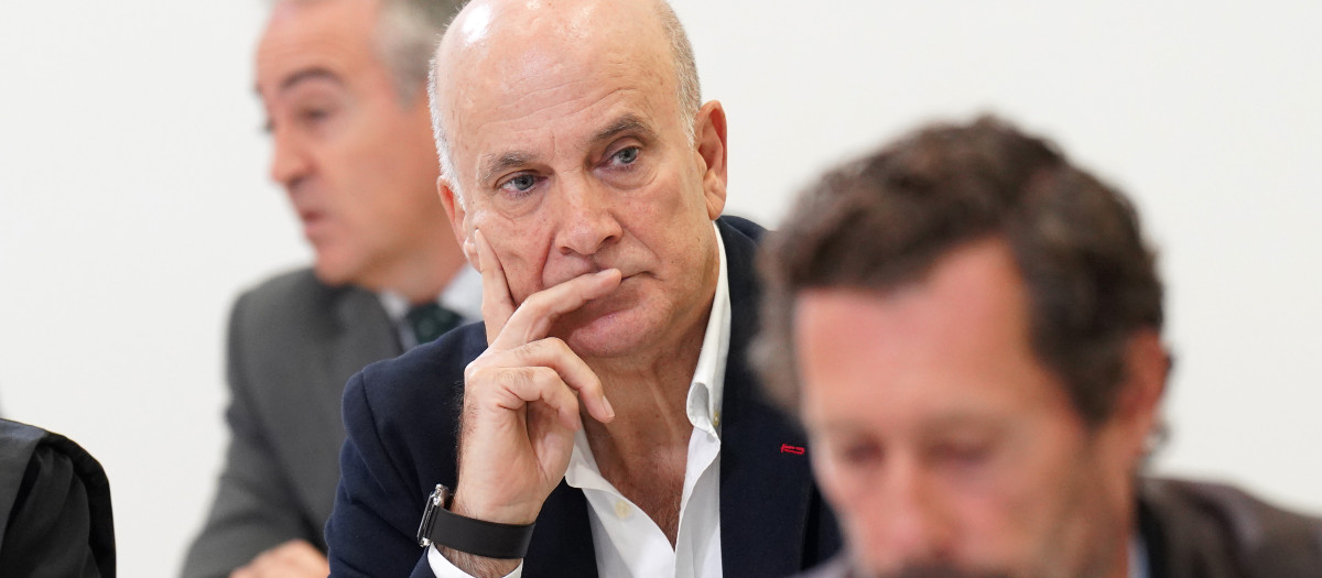 (Foto de ARCHIVO)
El exdirector de Seguridad en la circulación de Adif, Andrés Cortabitarte, durante el juicio por el accidente del Alvia, en la Cidade de la Cultura de Santiago de Compostela, a 6 de octubre de 2022, en Santiago de Compostela, A Coruña (España). El accidente ferroviario del Alvia fue el más grave de la democracia española tras provocar 80 muertos y 145 heridos en julio de 2013 en el barrio compostelano de Angrois. Nueve años después de lo ocurrido, se sientan en el banquillo de los acusados el maquinista y el exdirector de seguridad de Adif, a los que la justicia imputa 80 supuestos delitos de homicidio, 145 de lesiones y uno de daños por imprudencia profesional grave.La reclamación total por daños y perjuicios en materia de responsabilidad civil asciende a unos 57,69 millones de euros. Fiscalía pide para el maquinista y el exdirector de seguridad de Adif cuatro años de prisión, al igual que la plataforma que representa a la mayor parte de las víctimas del accidente.

Álvaro Ballesteros / Europa Press
13 OCTUBRE 2022;ALVIA;ADIF;A CORUÑA;GALICIA;JUICIO;ADIF;ALVIA;
13/10/2022