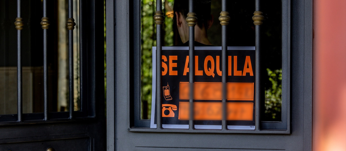 Un cartel que anuncia que se alquila una vivienda