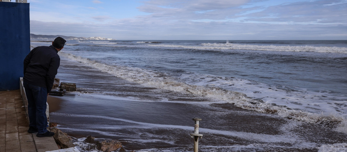 Imagen de archivo de los efectos de la borrasca Harry en una playa de Tavernes de la Valldigna, en Valencia