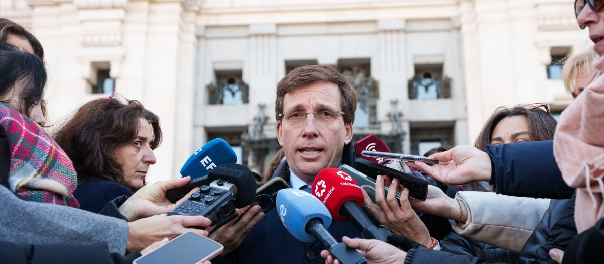 El alcalde Madrid, José Luis Martínez Almeida, ofrece declaraciones a los medios