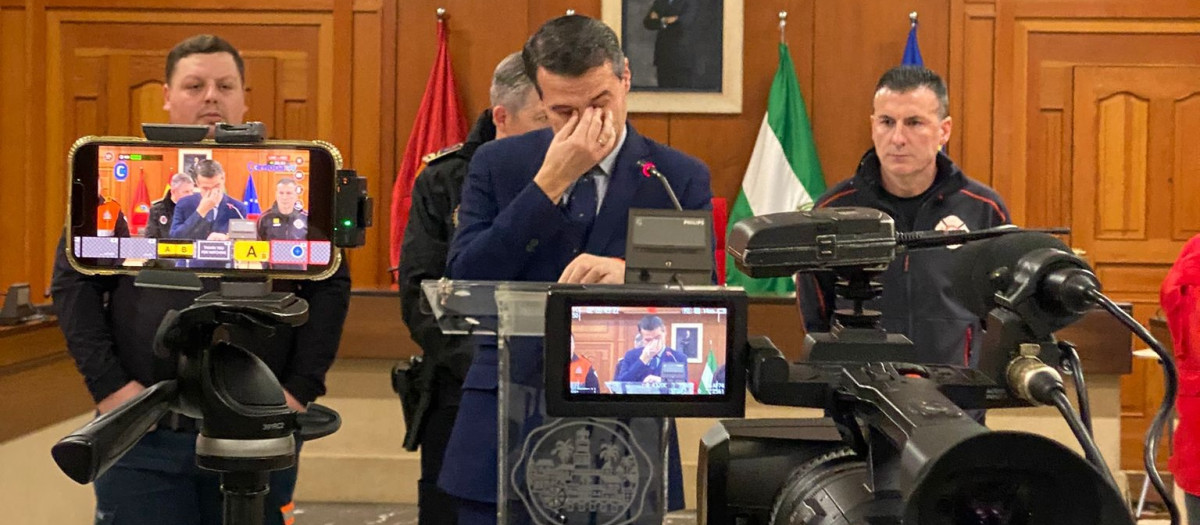 El alcalde de Córdoba, José María Bellido, emocionado, en el salón de Plenos