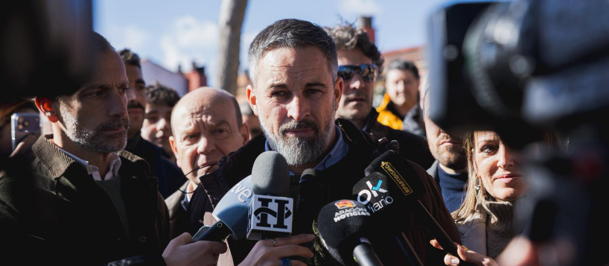 Santiago Abascal atiende a los medios en el municipio aragonés de La Puebla de Alfindén
