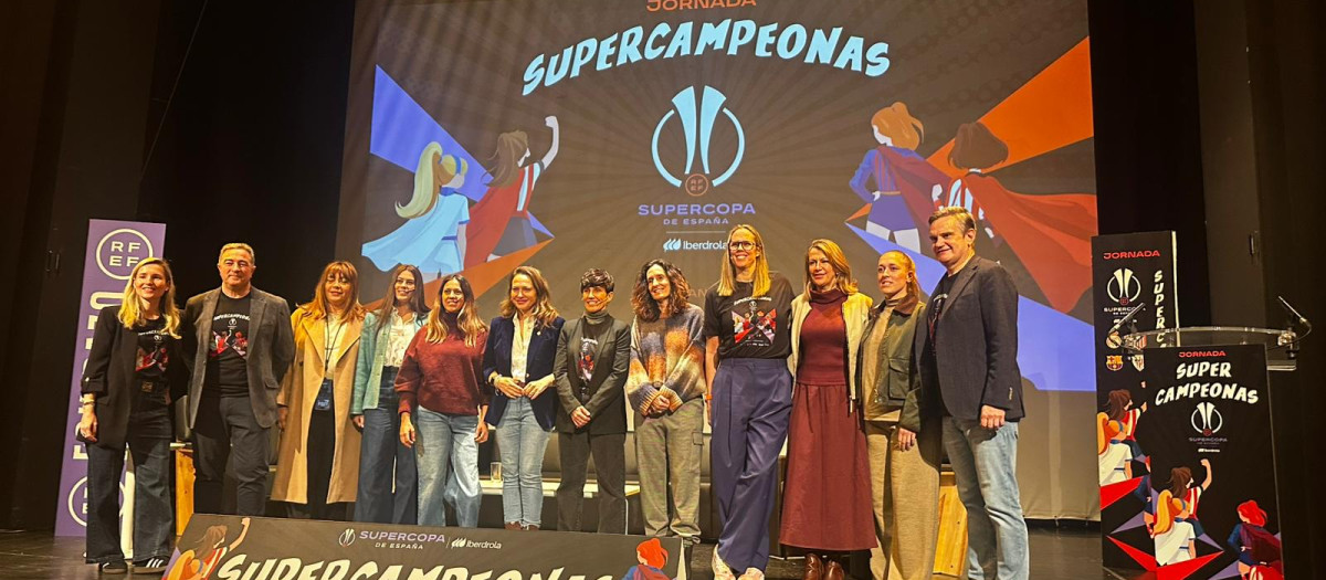Imagen de la charla 'Supercampeonas' organizada en el Teatro de Castellón