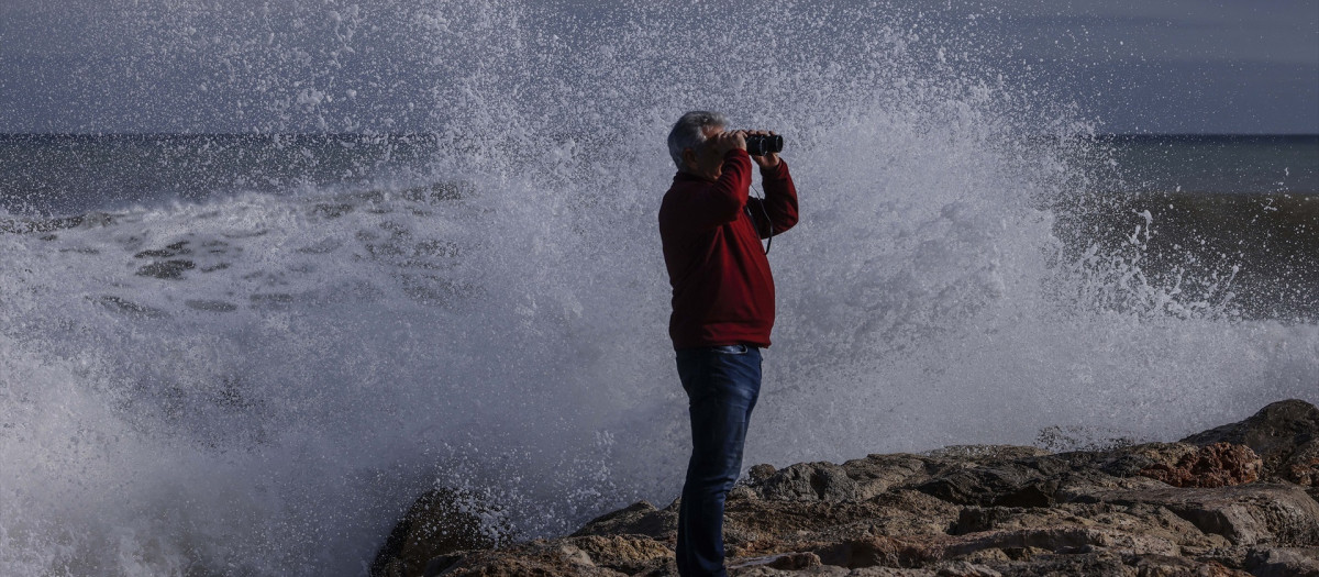 Imagen tomada este miércoles de una persona en la localidad valenciana de Tavernes de la Valldigna durante el paso de la borrasca Harry