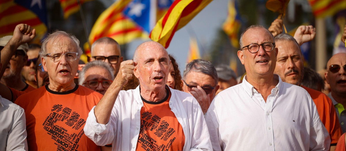 Jordi Domingo (izq), presidente del Consell de la República, y Lluís Llach (centro), en el 11-S