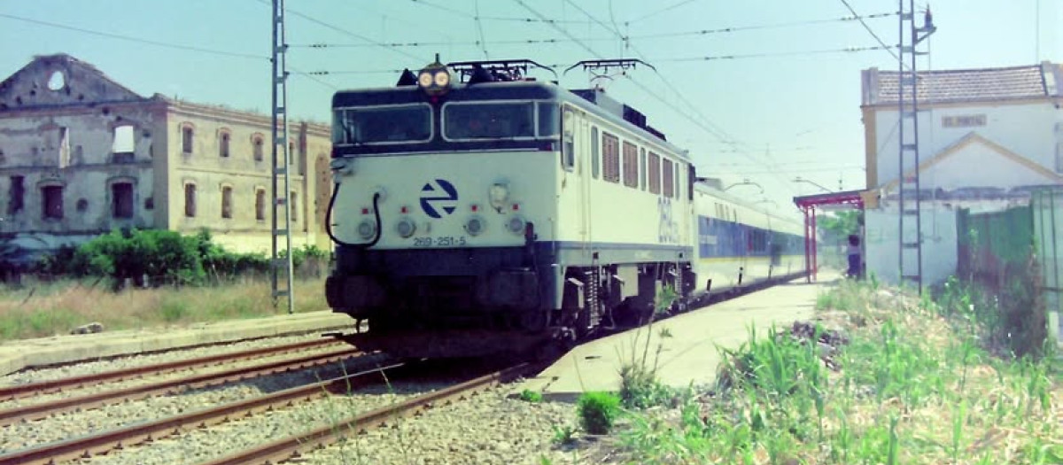 Imagen del Talgo Cádiz-Madrid pasando por la antigua estación de El Portal