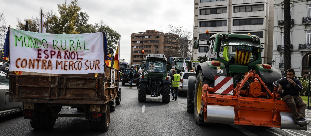 Agricultores circulan con sus tractores por el centro de la ciudad en protesta contra la competencia desleal que supone Mercosur