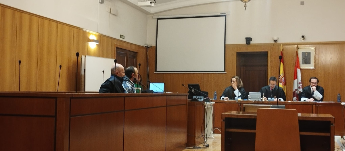 El abogado defensor, en primer plano, y detrás el acusado, durante el juicio de agresión sexual celebrado este viernes en la Audiencia de Valladolid

EUROPA PRESS
23/1/2026