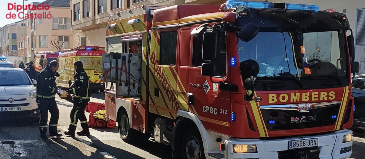 Imagen de los bomberos desplazados al lugar del incendio