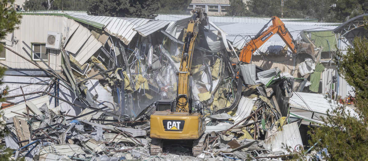 Maquinaria israelí derriba los edificios de la sede de la UNRWA en Jerusalén Este