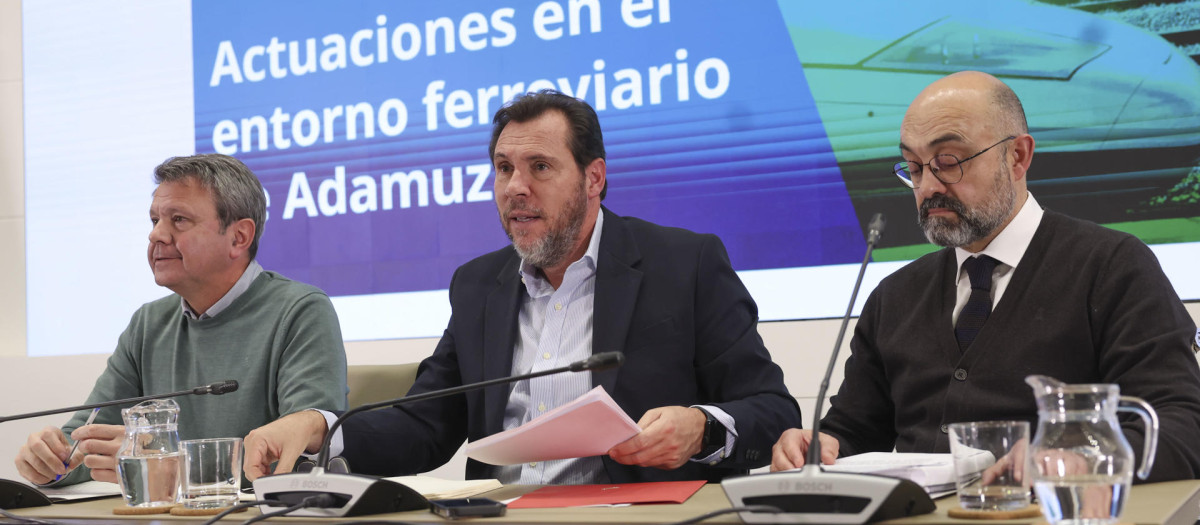 El ministro Óscar Puente, el presidente de Adif, Pedro Marco de la Peña, y el secretario de Estado de Transportes, José Antonio Santano