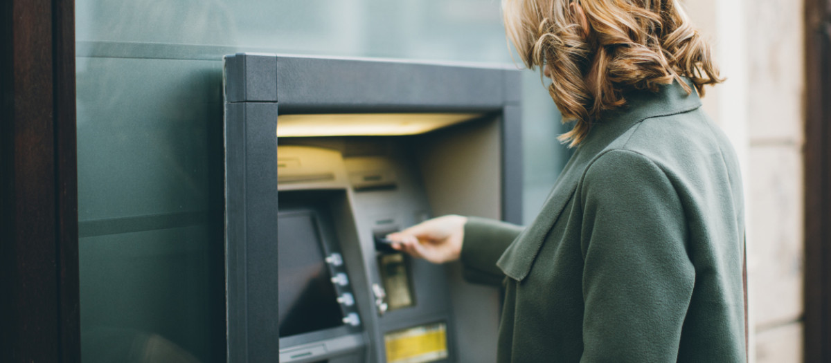 Mujer en un cajero automático