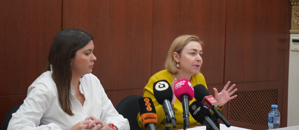 Imagen de la denunciante, Mar Chordá, junto a Natàlia Enguix