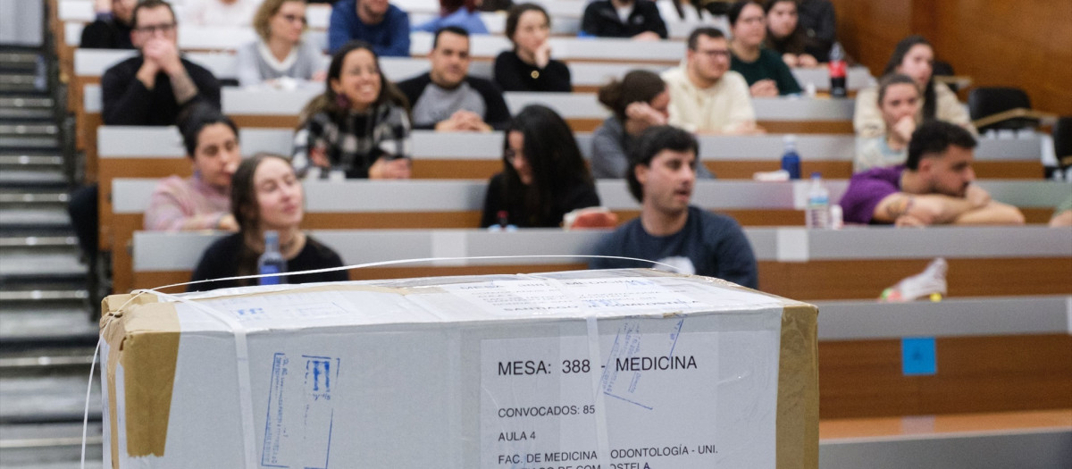 Un grupo de personas esperan a realizar las pruebas del mir