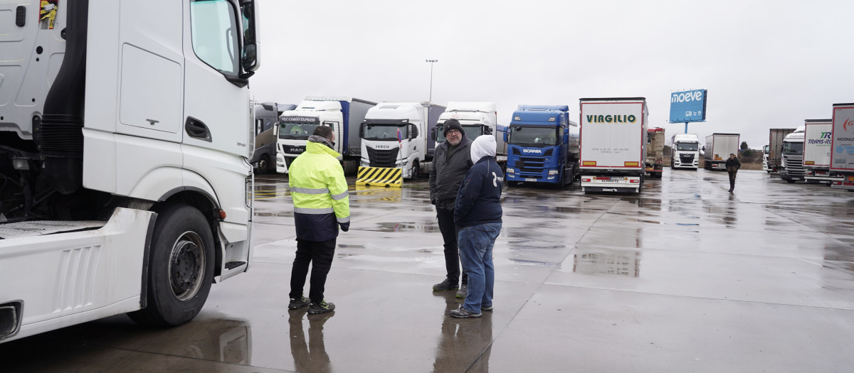 Embolsamiento de camiones en la A-66 en Villamañán (León)