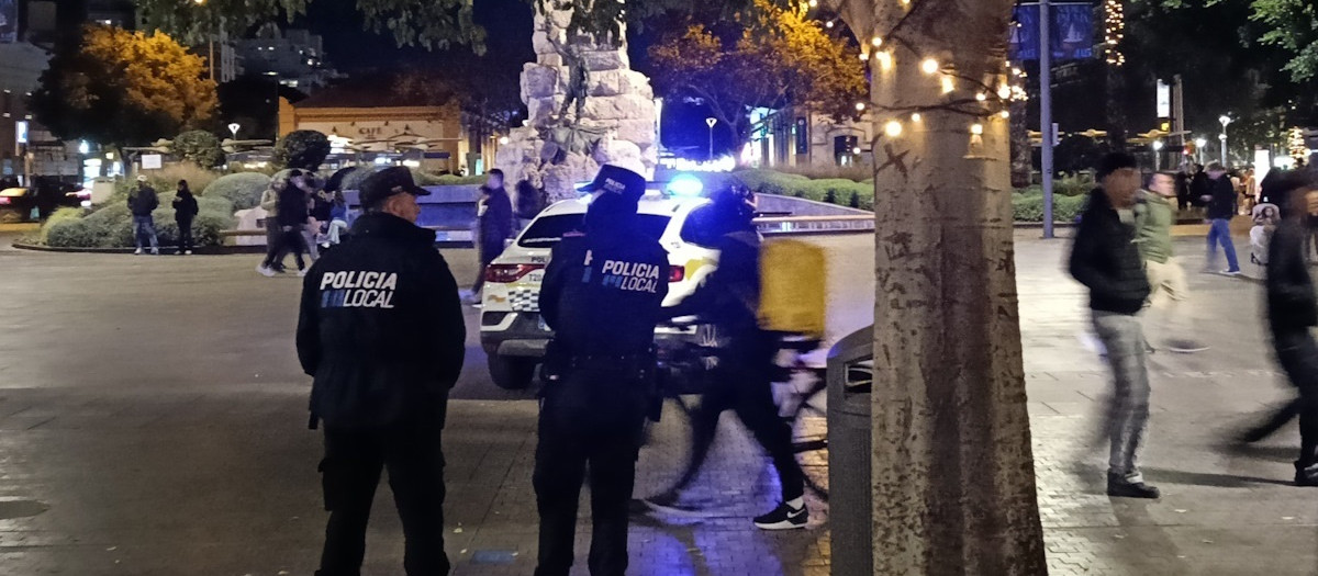 Una patrulla de la Policía Local de Palma en plaza de España