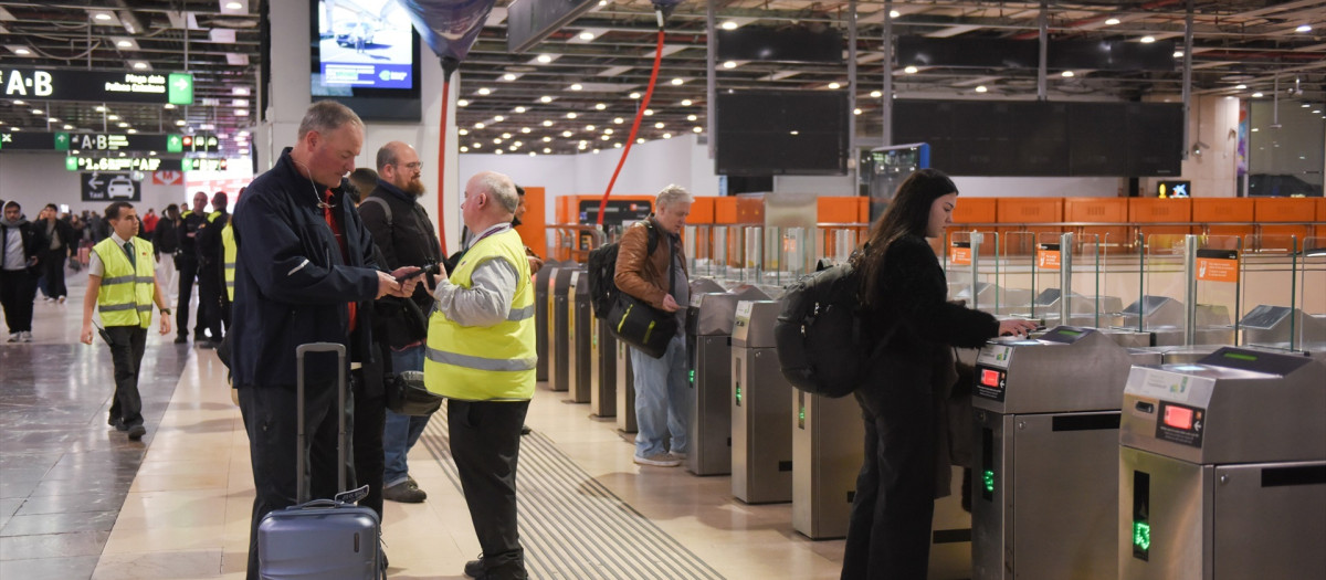 Viajeros en la estación de Sants de Barcelona, este viernes
