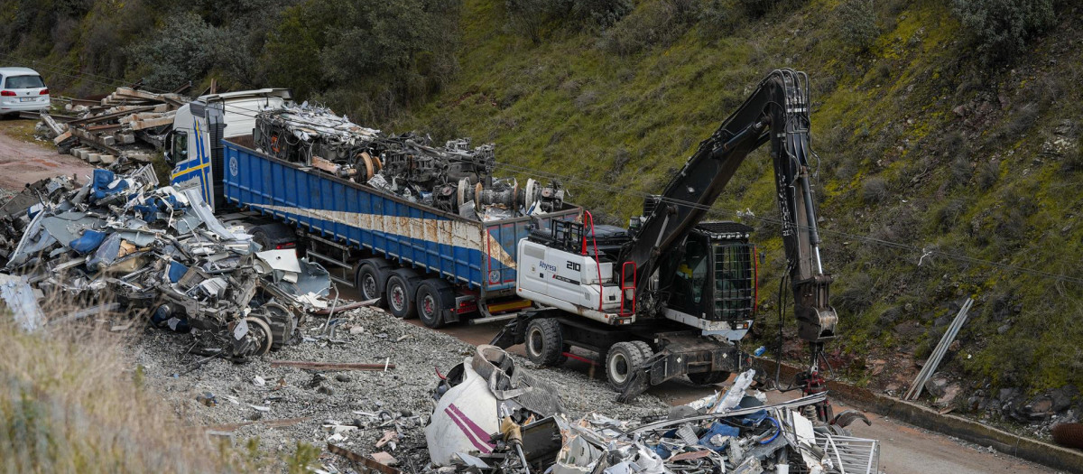 Los últimos restos del Alvia accidentado en Adamuz son depositados en los remolques de carga de camiones de gran tonelaje para sacarlos de la zona del siniestro