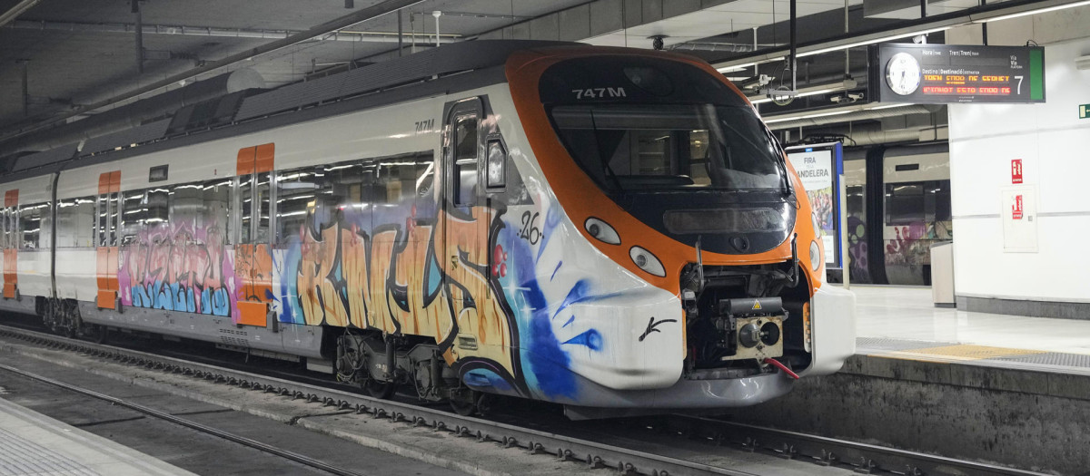 Trenes de cercanías parados en la estación de Sants este sábado cuando el gestor Adif y la compañía Renfe han suspendido el tráfico de los trenes de Rodalies y regionales a instancias del Gobierno de Cataluña