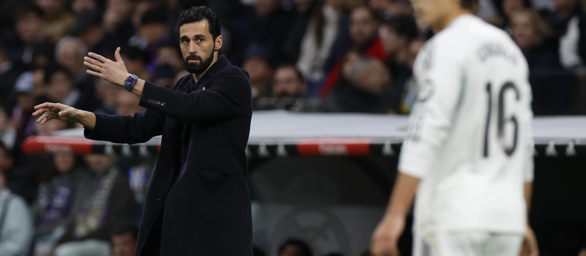 El entrenador del Real Madrid Álvaro Arbeloa durante un partido