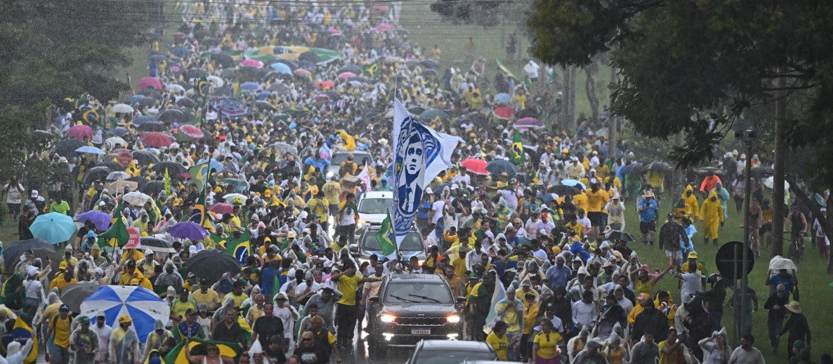 Una marcha impresionante con miles de brasileños recorre Brasilia y reclaman la libertad de Jair Bolsonaro