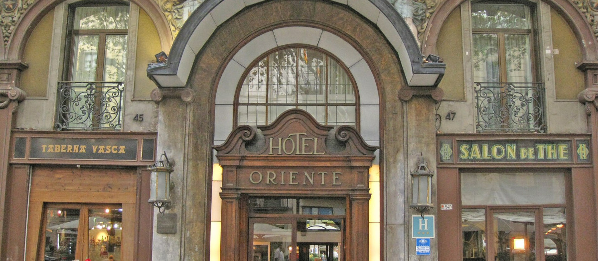 Puerta del Hotel Oriente, en la Rambla