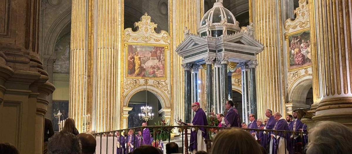 El obispo de Málaga oficiando la misa por las víctimas del accidente ferroviario de Adamuz