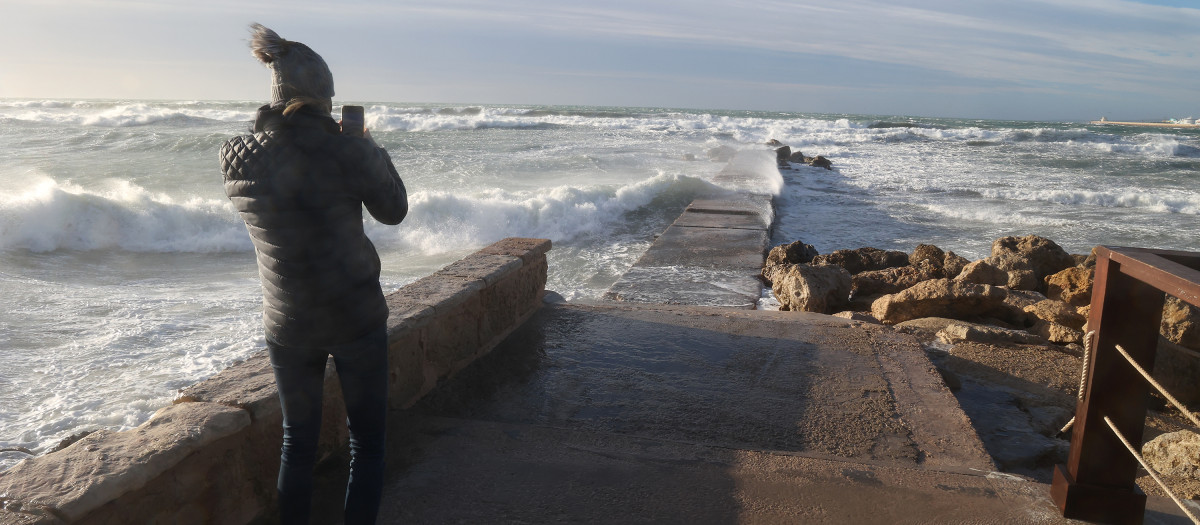 Una persona fotografía el oleaje causado por el viento

Isaac Buj / Europa Press
17 ENERO 2023;PALMA DE MALLORCA;BALEARES;BORRASCA FIEN;INCIDENCIAS;TEMPORAL
17/1/2023