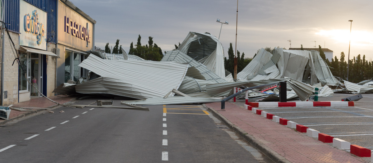El tejado de una nave que se ha volado con el viento