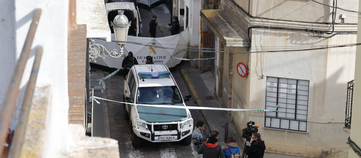 Miembros de la Guardia Civil en el lugar donde se cometió el asesinato de un niño de 13 años en Sueca (Valencia)