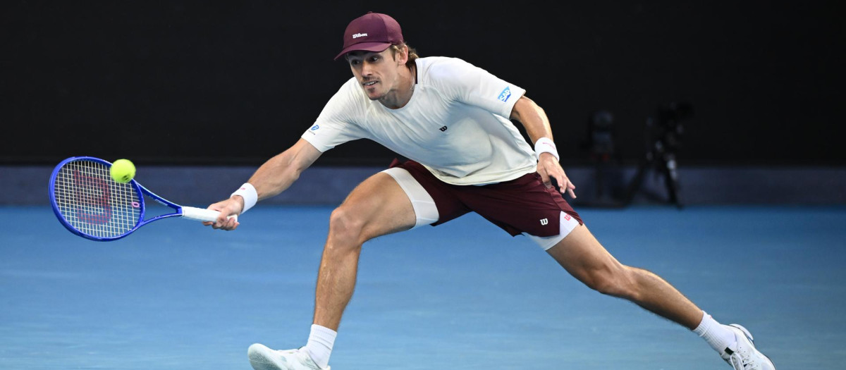 MELBOURNE (Australia), 25/01/2026.- Alex de Minaur of Australia in action during the Mens 4th round match against Alexander Bublik of Kazakhstan on day 8 of the 2026 Australian Open tennis tournament in Melbourne, Australia, 25 January 2026. (Tenis, Kazajstán) EFE/EPA/JOEL CARRETT AUSTRALIA AND NEW ZEALAND OUT