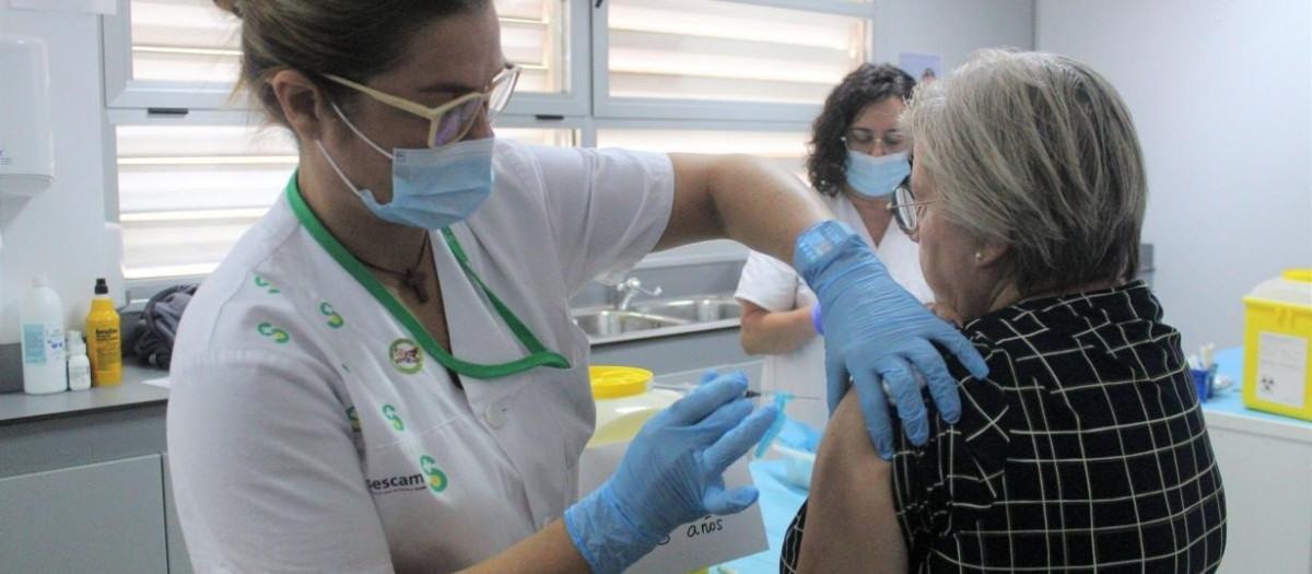 Vacuna contra la gripe.

REMITIDA / HANDOUT por JCCM
Fotografía remitida a medios de comunicación exclusivamente para ilustrar la noticia a la que hace referencia la imagen, y citando la procedencia de la imagen en la firma
26/12/2025